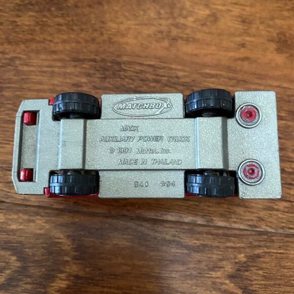 Vintage 1991 Matchbox Red Paramedic Rescue Mack Auxillary Power Truck Toy Car - Picture 8 of 8